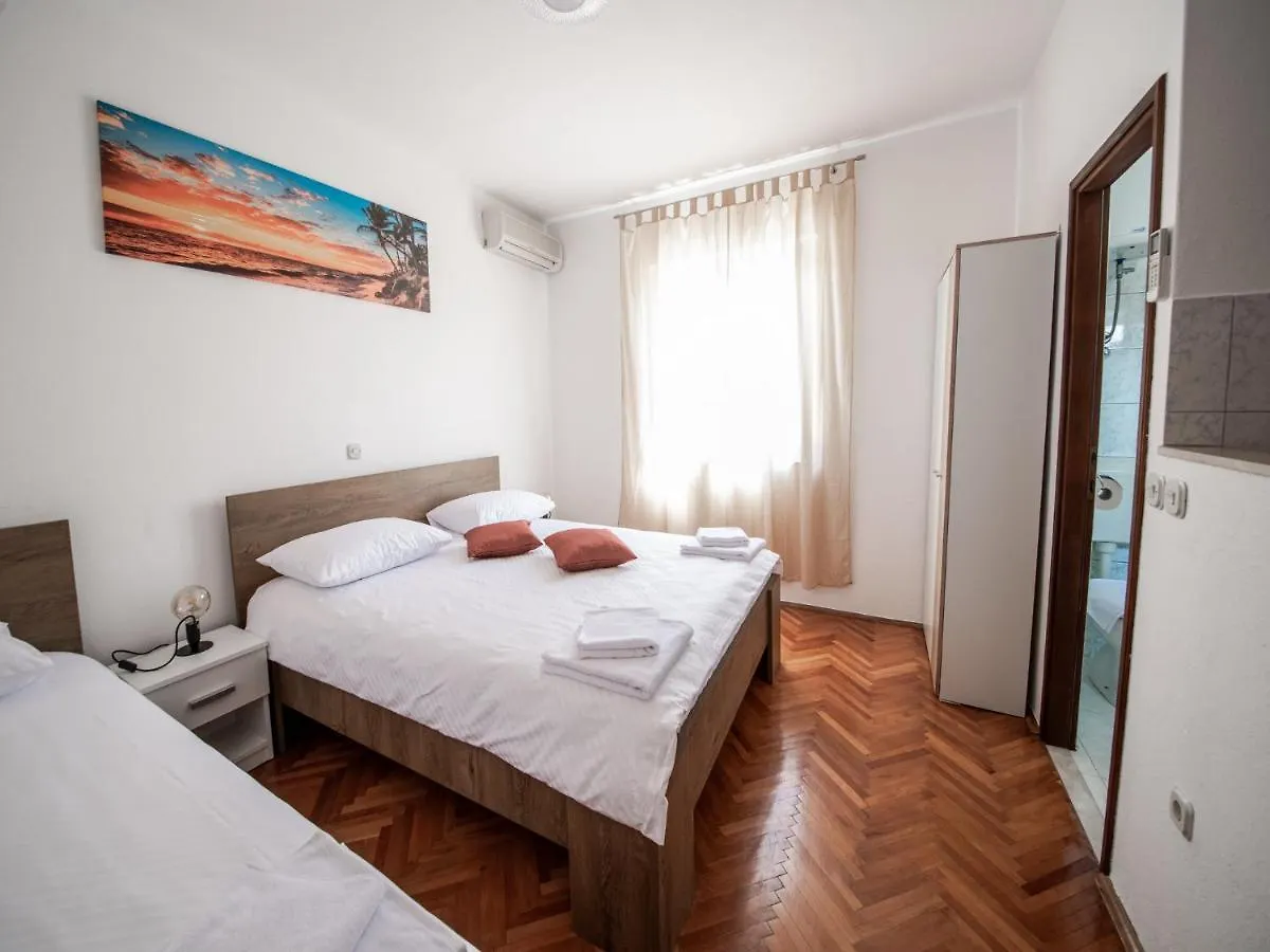 Apartments Zora Seline 0*,