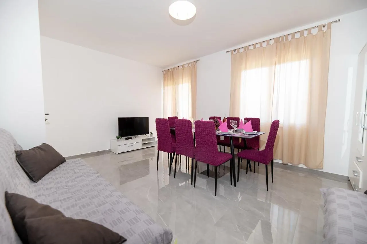Apartments Zora Seline 0*,